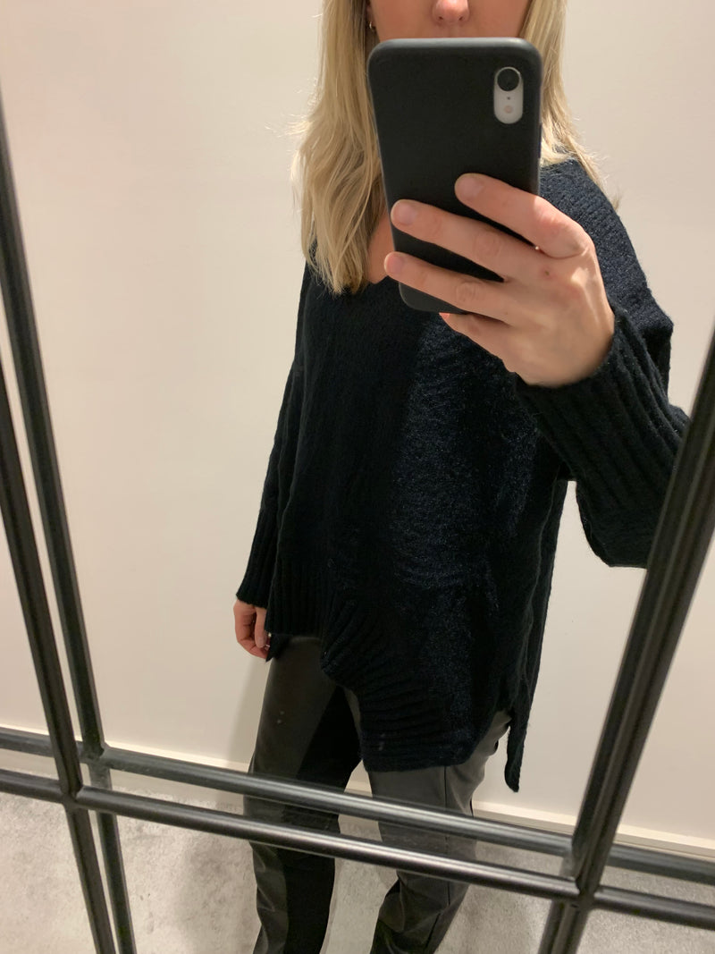 OVERSIZED V NECK KNIT