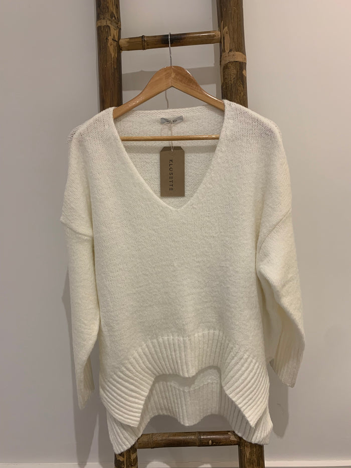 OVERSIZED V NECK KNIT