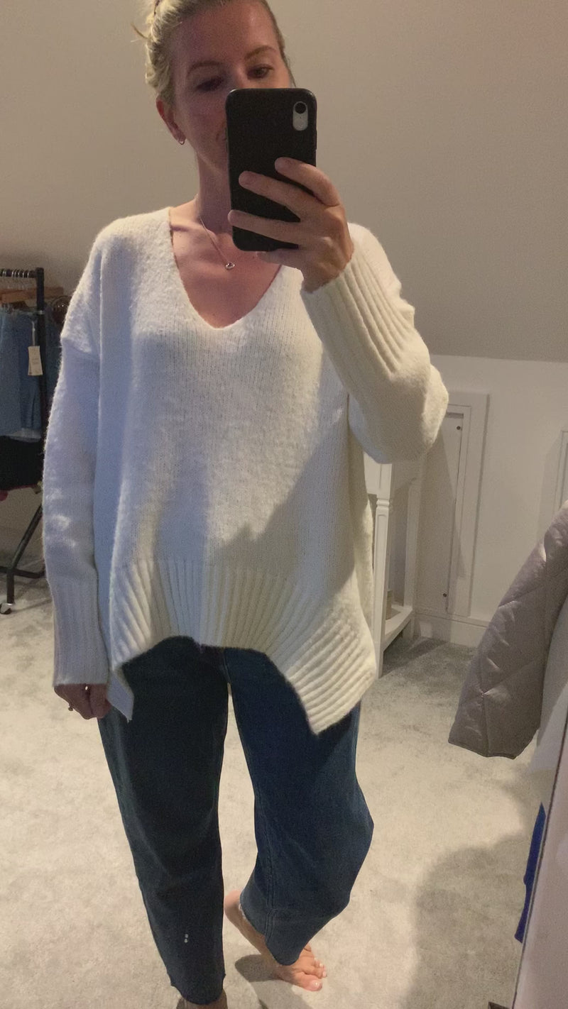 OVERSIZED V NECK KNIT